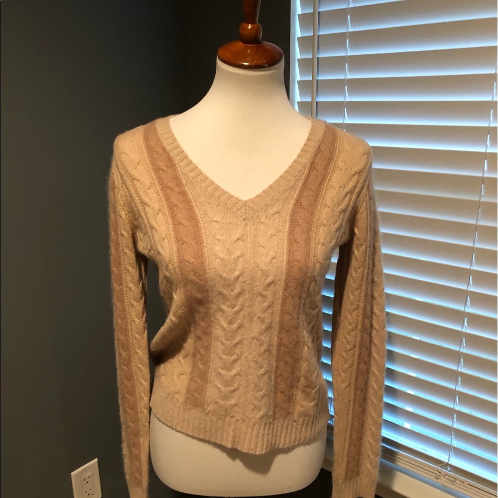 V neck  100% Cashmere Neiman Marcus Small